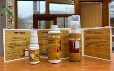 Pravidelná péče výrazně prodlužuje životnost povrchové úpravy na dřevěných oknech