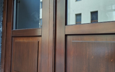 Nový Jičín, dveře s okrasnými prvky s měděným okopem a samozavírač