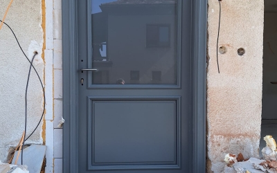 Okrasná obložka s okrasným frézováním zasklívacích lišt